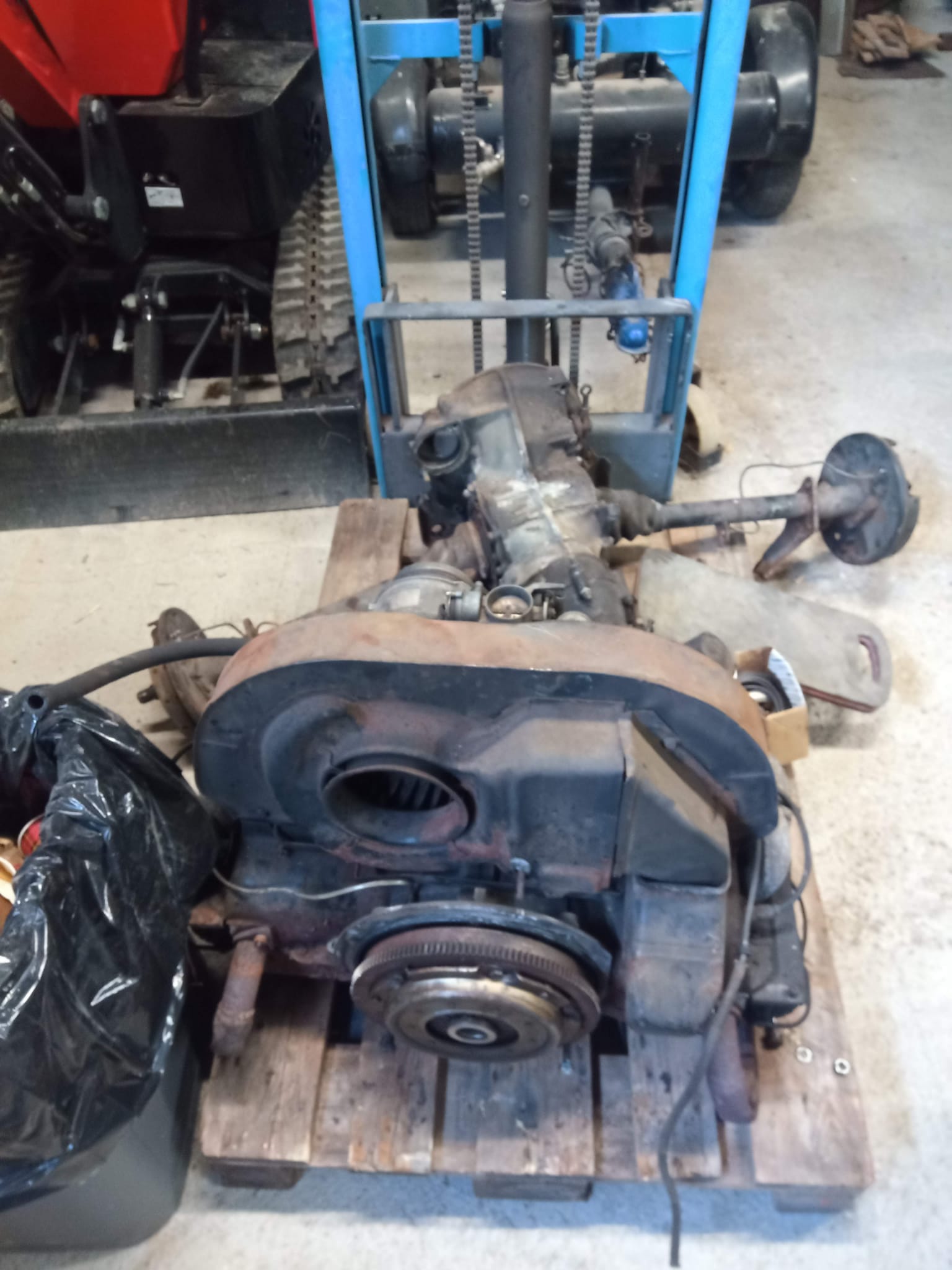 Motor und Getriebe ausgebaut